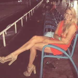 MEET YOUR POSHMARKER, Lindsay!